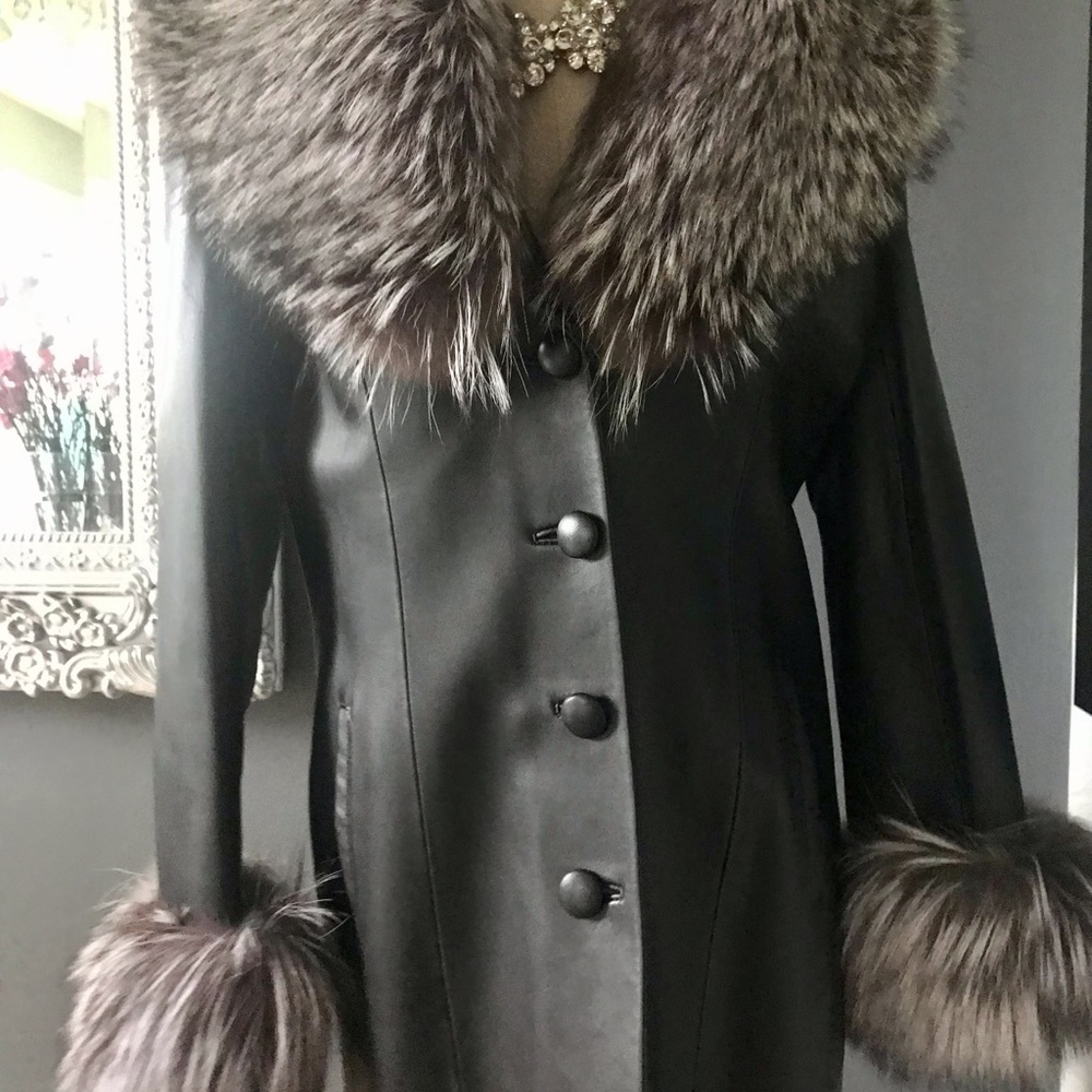 🌸🌸🌸 SOLD 🌸🌸🌸 Gorgeous SILVER FOX FUR trim on a long leather coat